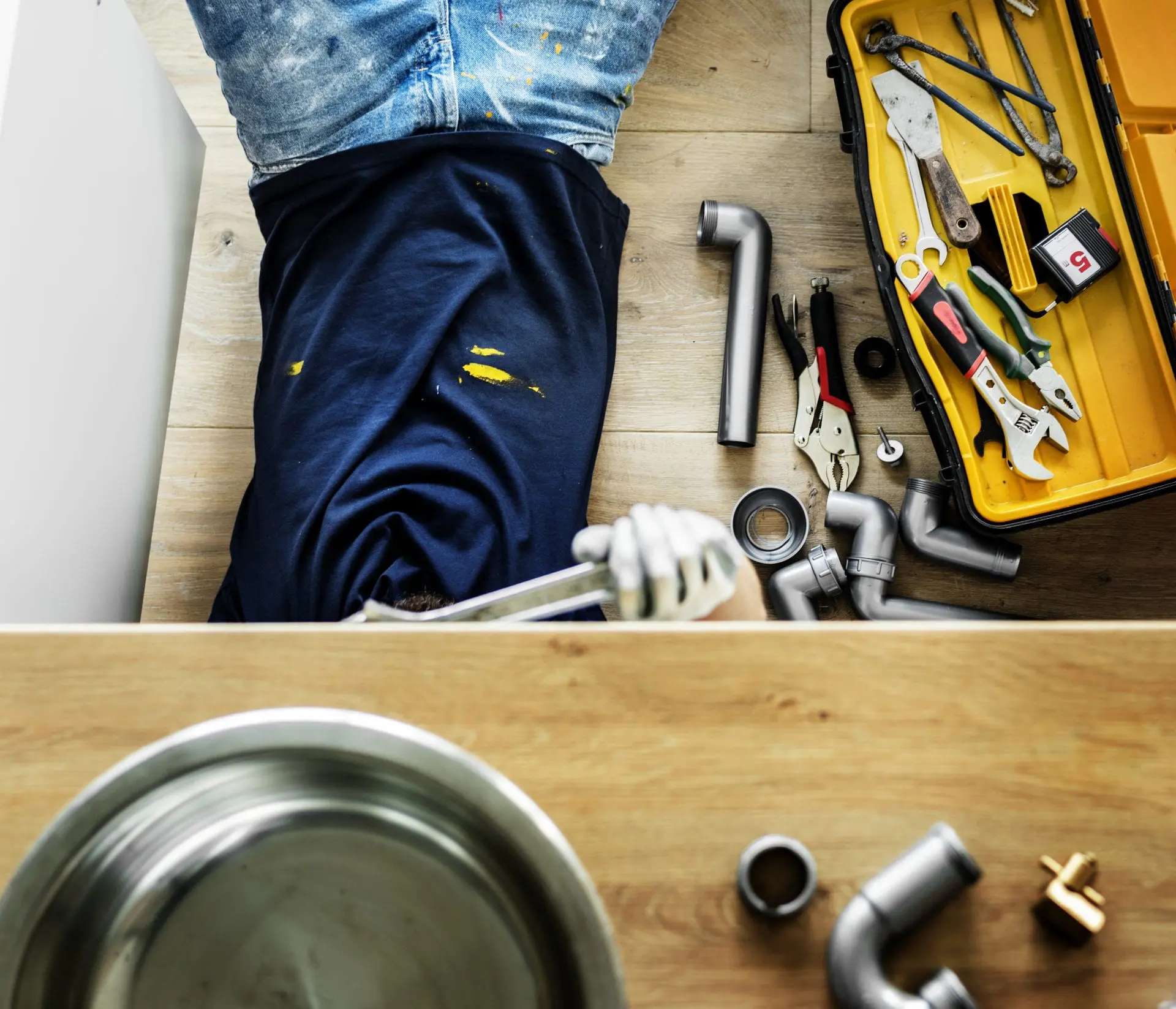 man fixing kitchen sink psaqysy - Green Group